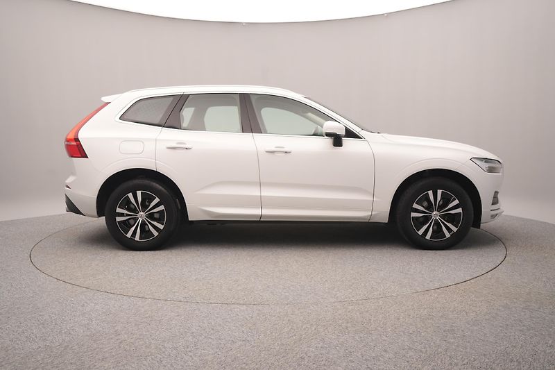 Volvo XC60 B4 AWD MOMENTUM AUT REZERVACE - fotka 12 z 45