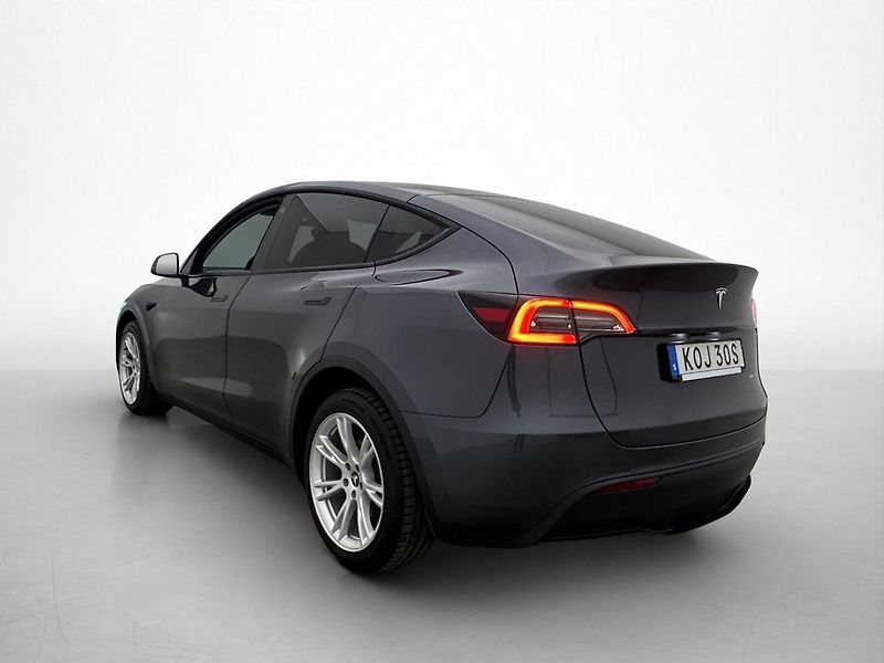 Tesla Model Y Long Range AWD - fotka 8 z 29