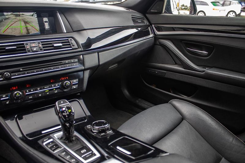 BMW Řada 5 M550d Xdrive - fotka 14 z 21