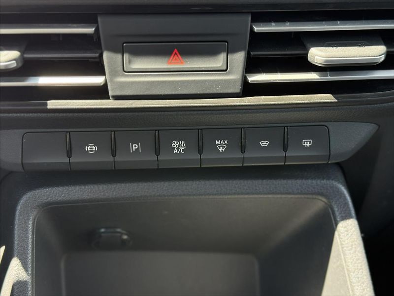 Ford Tourneo Connect 2,0 EcoBlue 90kW Active L2 - fotka 28 z 30