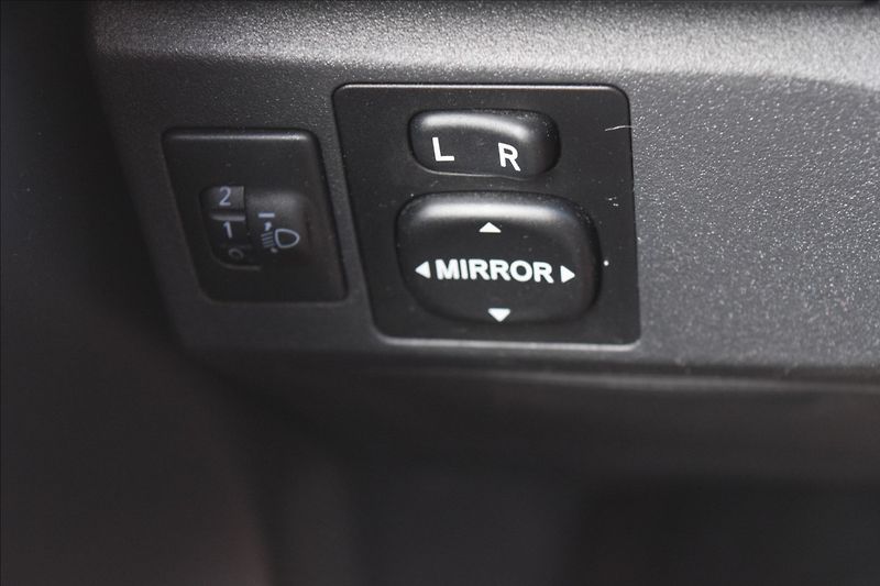 Toyota Yaris 1,0 i 51KW ZAD. PARK. SENZORY - fotka 22 z 40