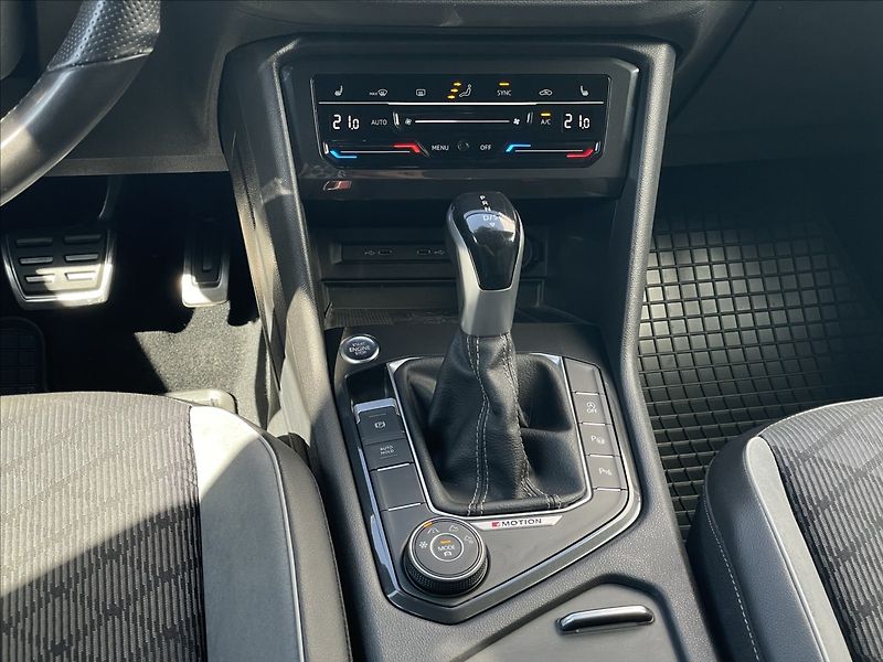 Volkswagen Tiguan 2,0 TDI 4Mot DSG R-Line Matrix - fotka 12 z 23