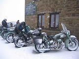 Zimní setkání majitelů motocyklů Sunbeam spojené s výjezdem na vrch Tan Hill.