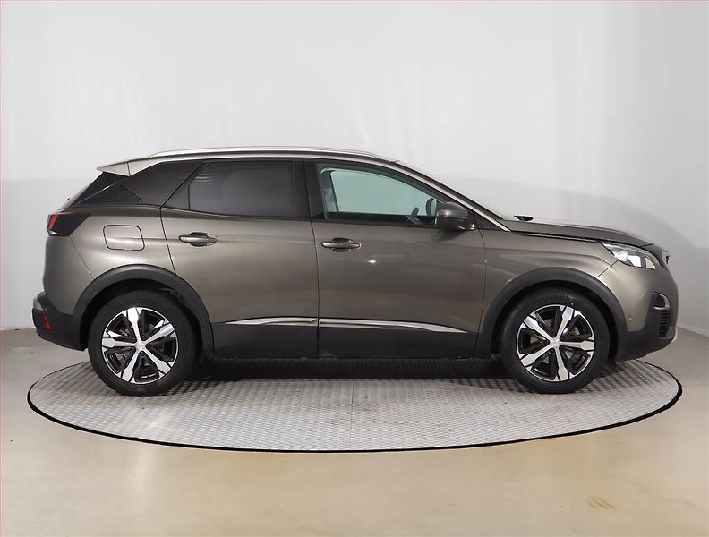 Peugeot 3008 (2019) Allure 1.2 PureTech - fotka 6 z 16
