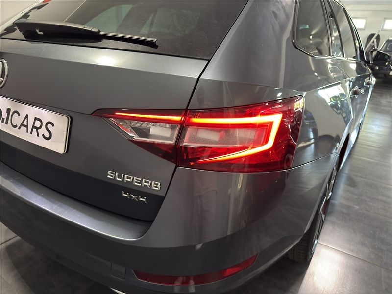 Škoda Superb 2,0   TDI 4x4 DSG SPORTLINE - fotka 31 z 39