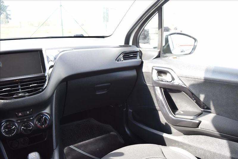 Peugeot 208 1,4 HDi 50KW NÍZKÉ KM KLIMA - fotka 32 z 50