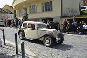 Stovka nablýskaných motocyklů a automobilů předválečné a meziválečné éry vyrazila v neděli z Horního náměstí v Přerově na spanilou jízdu regionem. Nejstarší účastnicí byla 88letá Libuše Šulcová. Vyrazila na motocyklu BSA 770 se sidecarem z roku 1928.