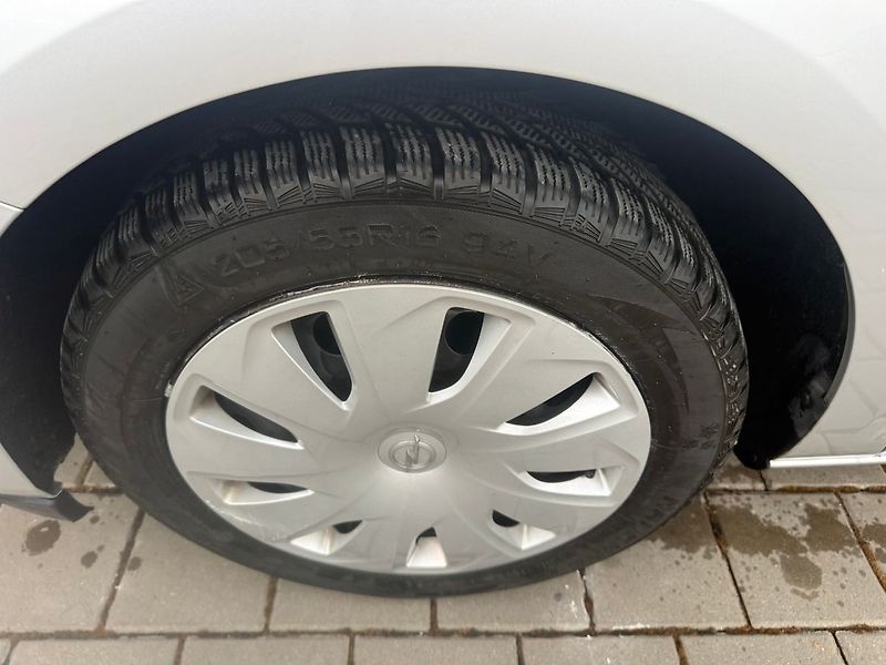 Opel Astra 1,2  81 kW SPORTS TOURER - fotka 18 z 18