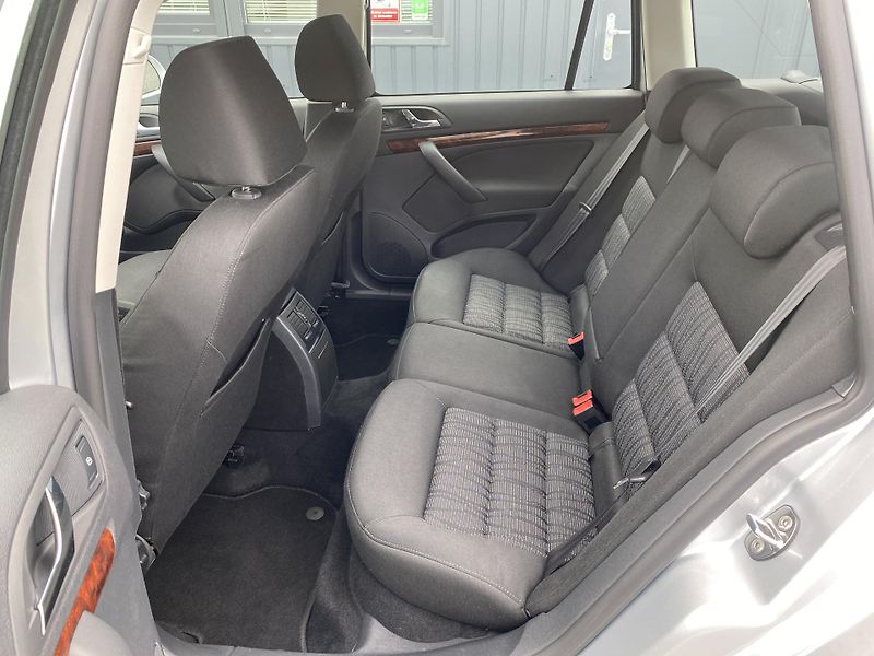 Škoda Octavia 1.4 TSI 90kW -ELEGANCE-PDC-ALU - fotka 32 z 44