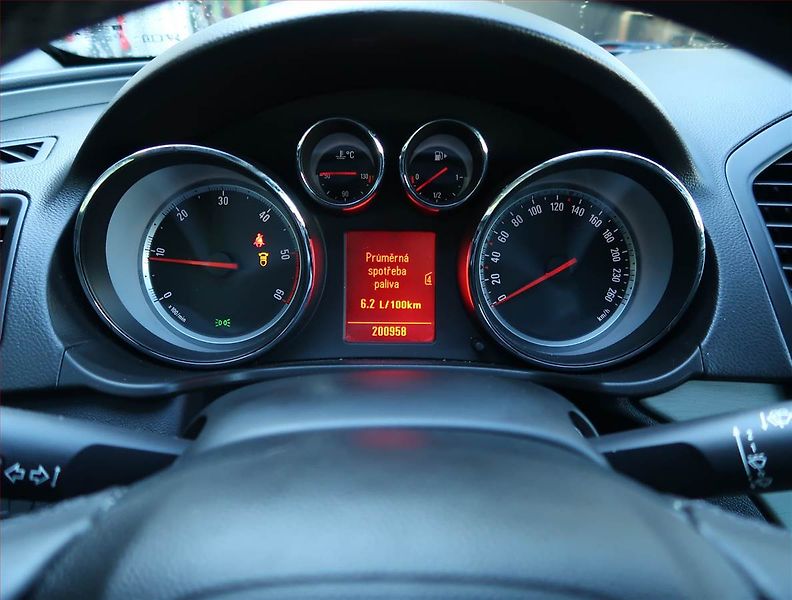 Opel Insignia (2011) 2.0 CDTI, Navi, Xenony - fotka 11 z 16