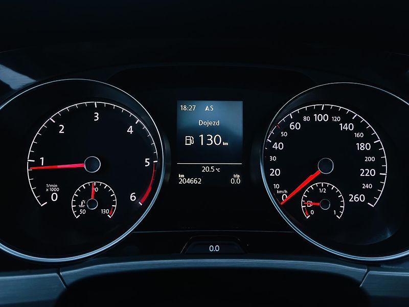 Volkswagen Touran 1.6TDI MANUÁL SERVISKA TAŽNÉ - fotka 39 z 44