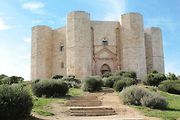 Castel del Monte je specifickou stavbou.