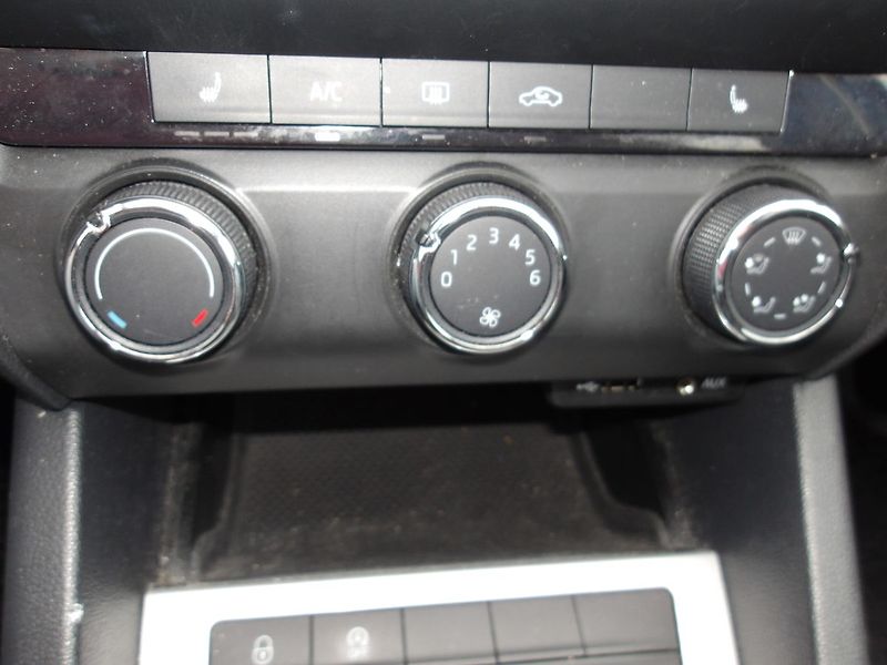 Škoda Octavia 1,6TDi 1.MAJITEL ! NAJ.137000k - fotka 25 z 30