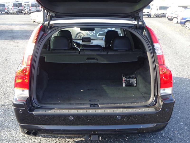 Volvo V70 2.5T 220kW R AWD AUTOMAT - fotka 32 z 32