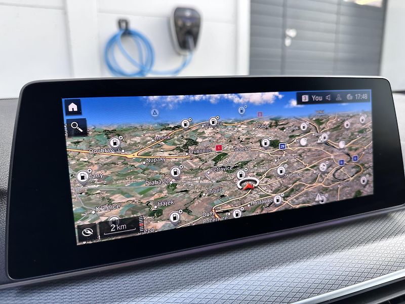 BMW Řada 5 M550i xDrive - fotka 13 z 26