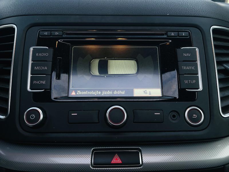 Volkswagen Sharan 2.0TDI MANUÁL 1.MAJITEL VÝHŘEV - fotka 36 z 42