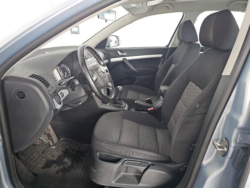 Škoda Octavia (2011) 1.6TDI 77kW Ambiente plus - fotka 6 z 20