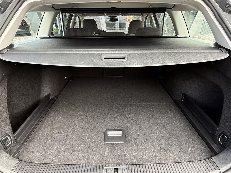 Volkswagen Passat Variant 2,0TDI R-Line Design - fotka 12 z 43