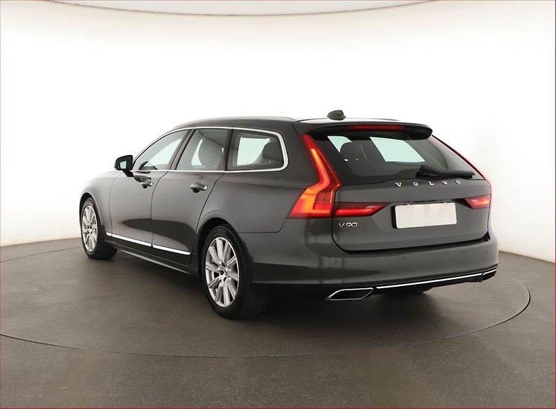 Volvo V90 (2019) D5 AWD, 4x4,Automat,Kůže - fotka 4 z 26