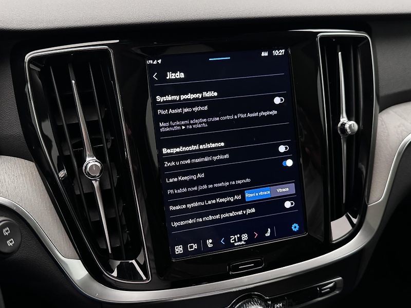 Volvo V60 B4 DARK PLUS AUT  - fotka 36 z 49