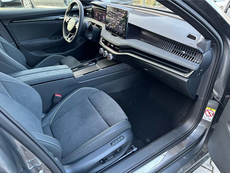 Škoda Superb Combi 2,0 TDI 4X4 SPORTLINE - fotka 19 z 21