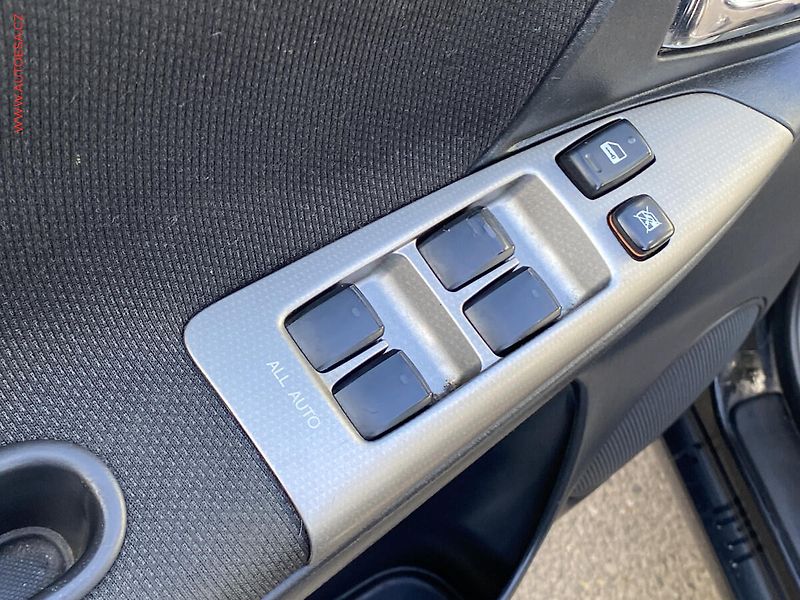 Toyota Corolla Verso (2002) 1.6i, AC, TZ - fotka 11 z 14