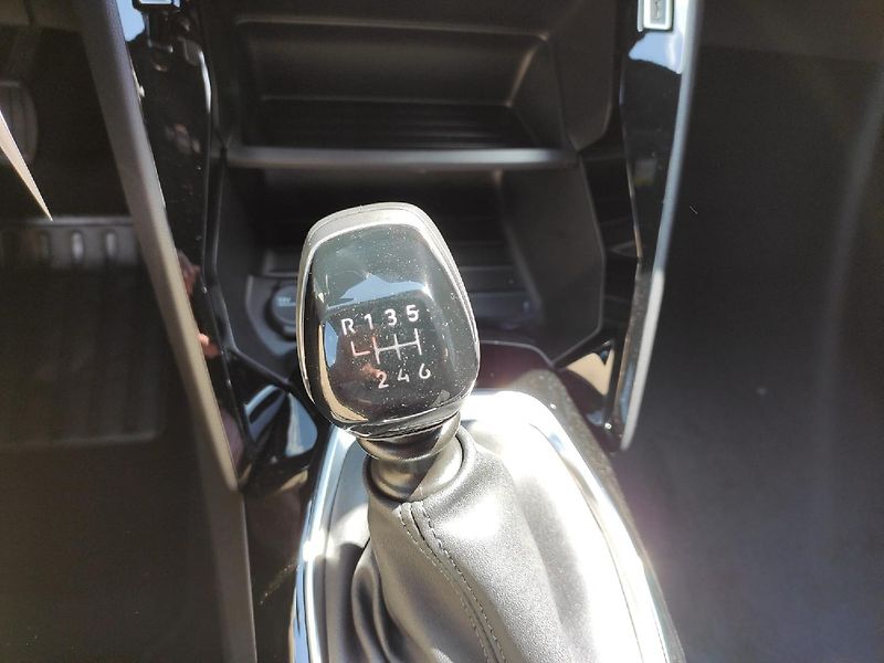Peugeot 2008 (2026) ALLURE 1.2 TURBO 100k 2xkamera - fotka 21 z 29
