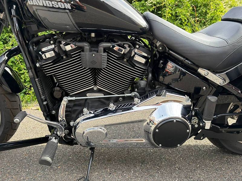 Harley-Davidson FLSB Softail Sport Glide (2023) - fotka 12 z 13