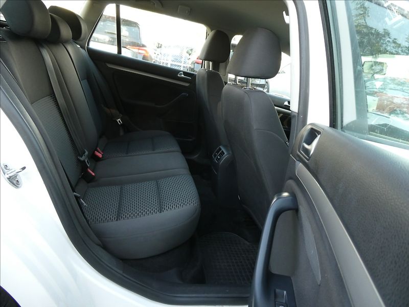 Volkswagen Golf 1,2 TSi 77kW serviska, klima - fotka 23 z 42