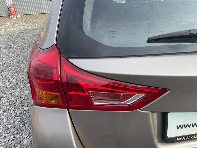 Toyota Auris 1.8i 16v HYBRID AUT NAVI CAM!! - fotka 33 z 166