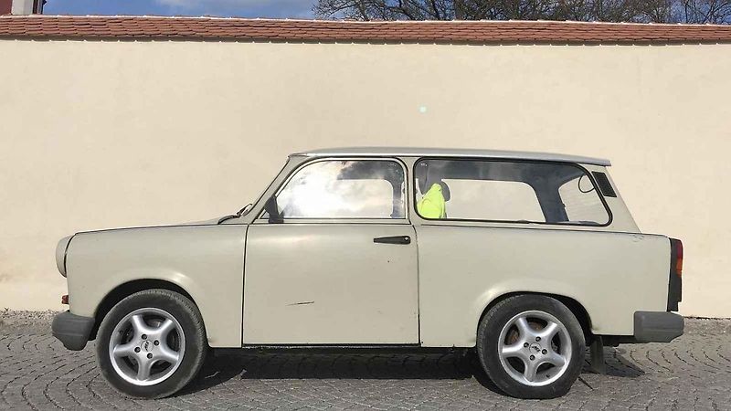 Tenhle Trabant je jeden z posledních vyrobených – únor 1990.