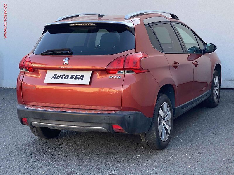 Peugeot 2008 (2015) 1.2PT, Style, navi - fotka 4 z 17