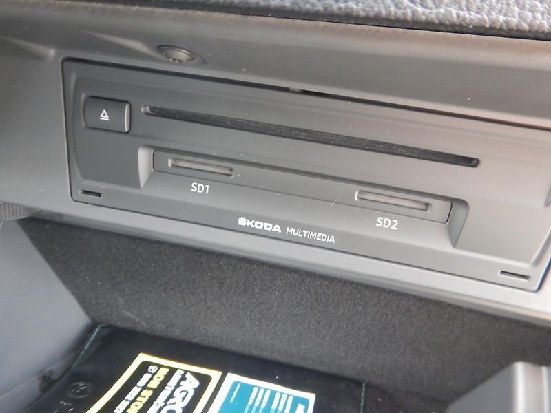 Škoda Superb 2.0 TDI, DSG, 4x4, TAŽNÉ - fotka 30 z 35
