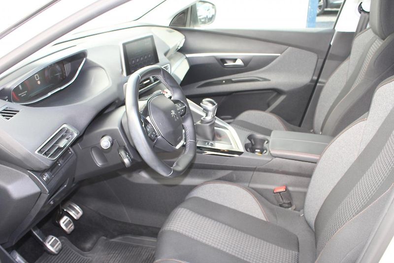 Peugeot 3008 (2018) ACTIVE 2.0 BLUEHDI 150 MAN6 - fotka 9 z 16