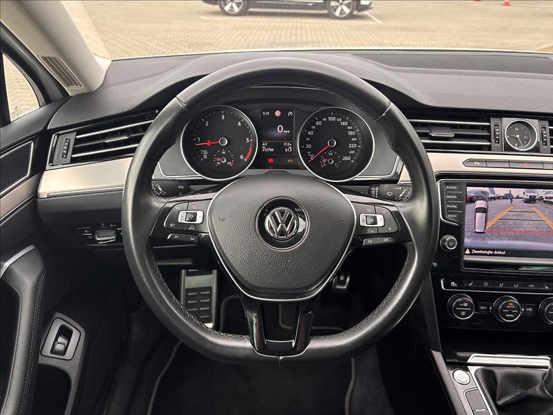 Volkswagen Passat 2,0 TDI 110kW BMT Highline - fotka 21 z 33