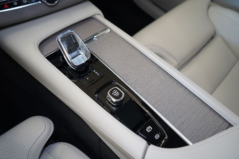 Volvo XC90 B5 PLUS AWD, Vzduch, Ventilace - fotka 38 z 47