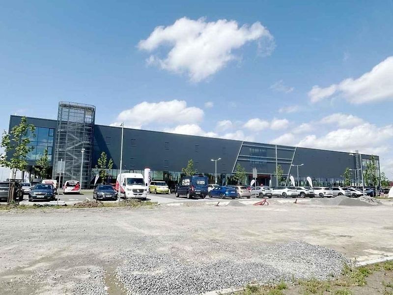 Nedaleko Poděbrad začíná fungovat největší autosalon ojetých aut v Evropě