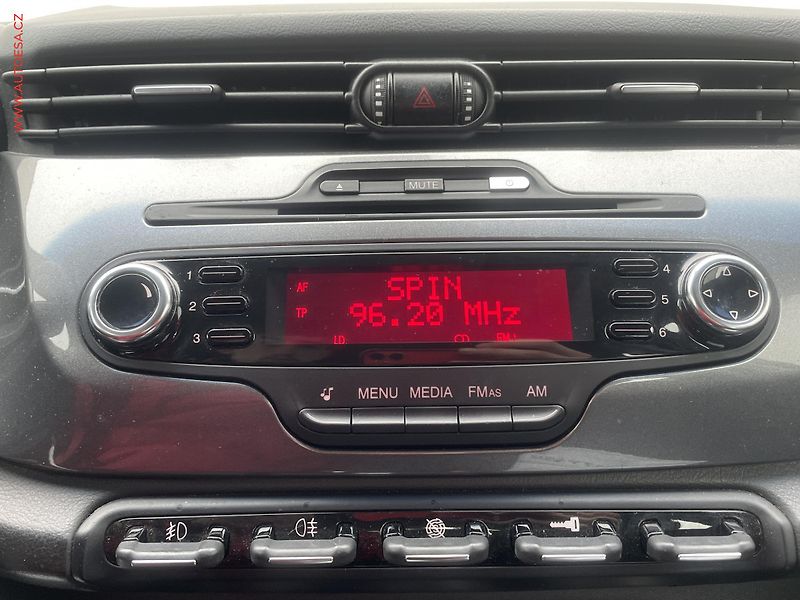 Alfa Romeo Giulietta (2011) 2.0 JTD, Distinctive, xenon - fotka 12 z 21