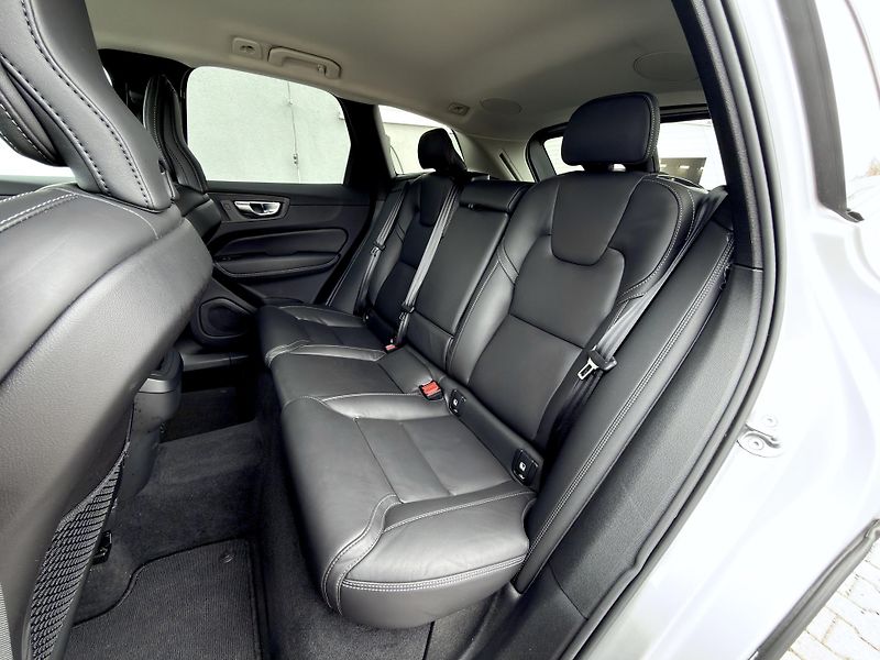 Volvo XC60 B5 AWD PLUS DARK /ventil. sed. - fotka 16 z 48
