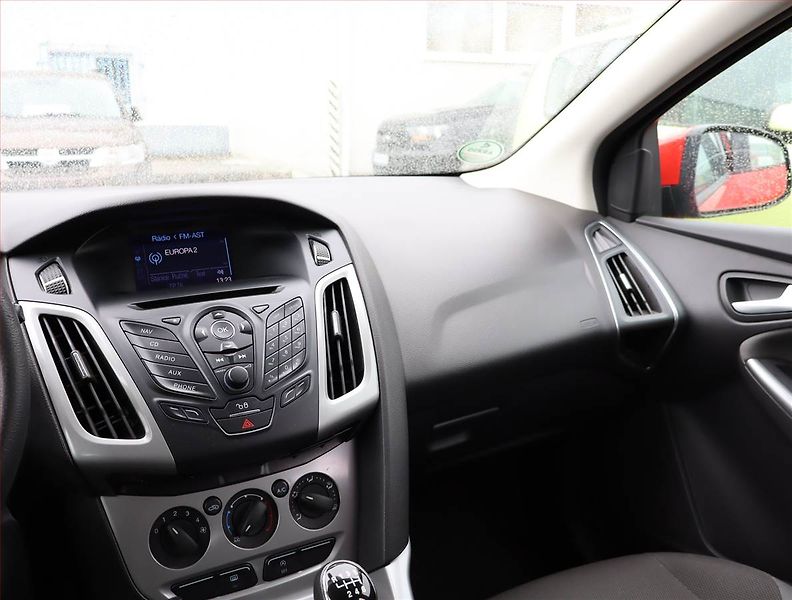 Ford Focus (2013) 1.6 TDCi, Navi, Xenony - fotka 8 z 16