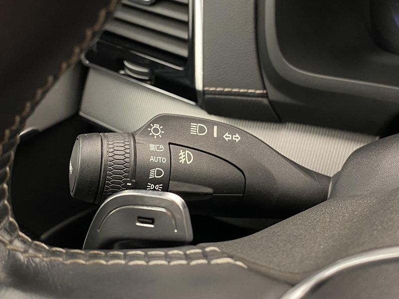Volvo XC90 B5 AWD R-DESIGN REZERVACE - fotka 21 z 47