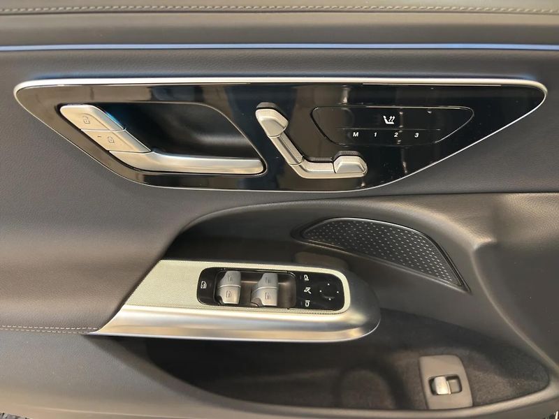 Mercedes-Benz Třídy E 220d AMG Advanced+ 360 DIGI.L - fotka 8 z 14