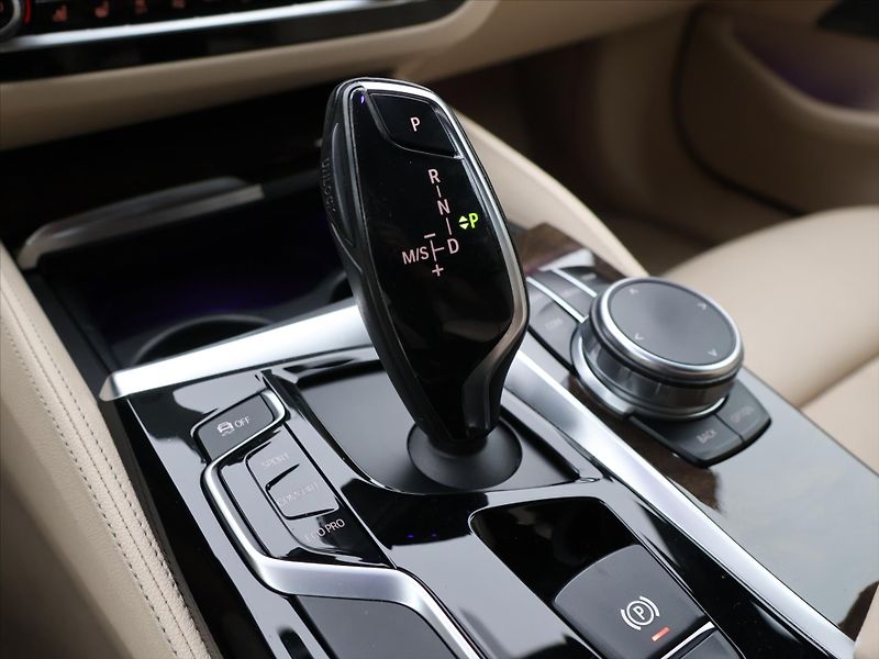 BMW Řada 5 3,0 540d 235kW xDrive M DPH - fotka 25 z 36