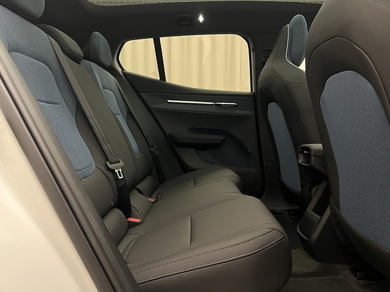 Volvo EX30 (2026) P5 LONG RANGE electric ULTRA - fotka 27 z 45
