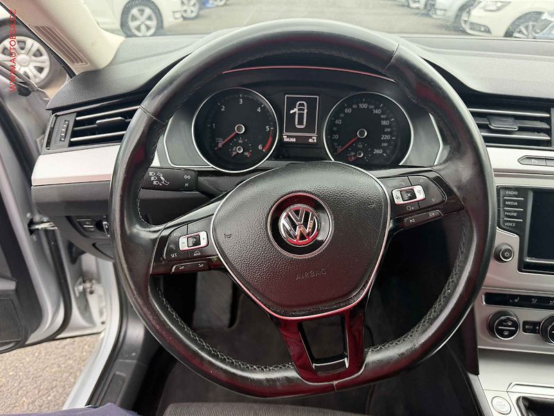 Volkswagen Passat (2015) 2.0 TDi, AC, park.asist - fotka 9 z 15