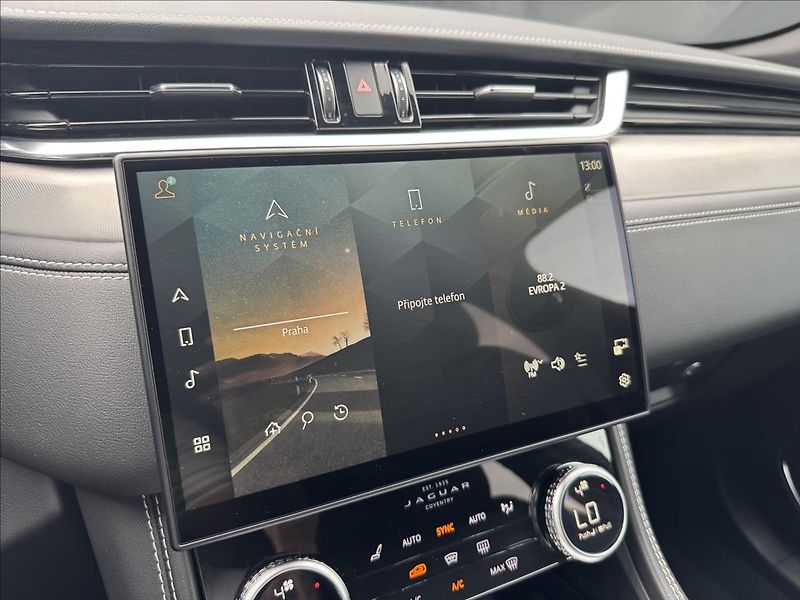 Jaguar F-Pace 3,0 R-DYNAMIC SE AWD DPH - fotka 19 z 33