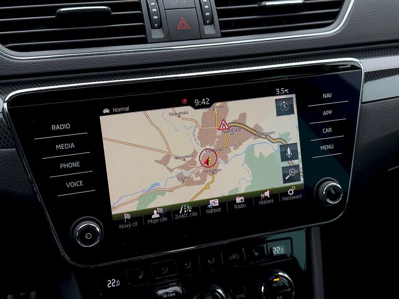 Škoda Superb (2019) 2.0 TSI  200 kW DSG 4x4 SportL - fotka 23 z 26