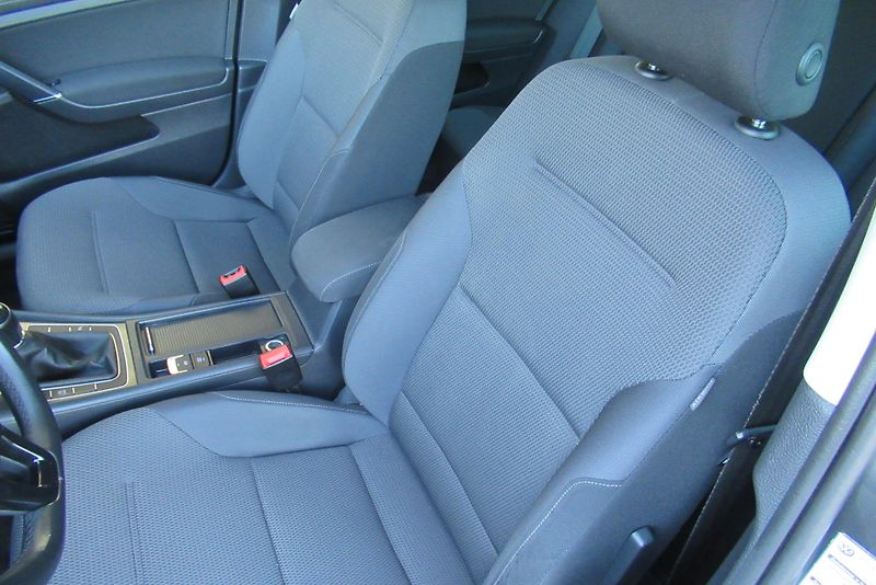 Volkswagen Golf 1.6 TDi AUT. KLIMA SADA KOL - fotka 16 z 23