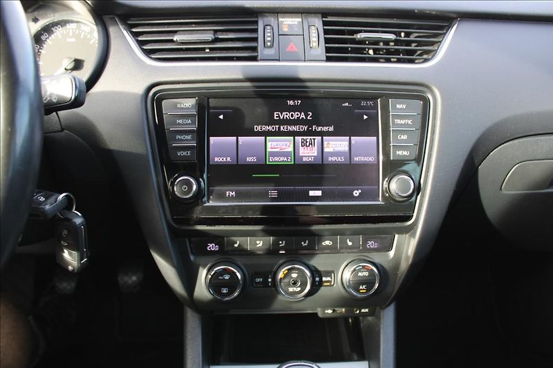 Škoda Octavia 1,6 TDi  4 x 4,ČR,XENONY,TOP - fotka 17 z 30