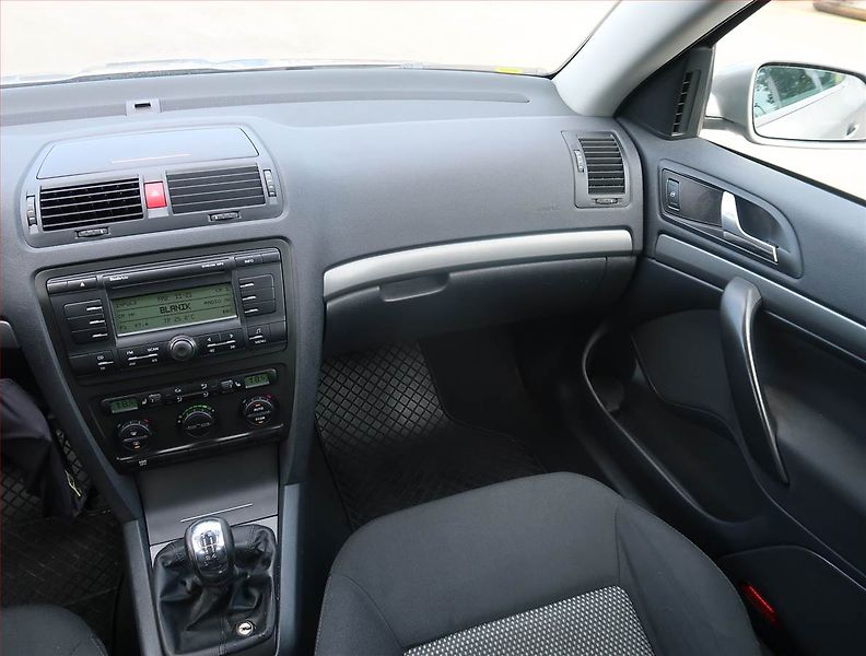 Škoda Octavia (2008) Elegance 1.6, Serv.kniha - fotka 8 z 18